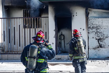 Bomberos acuden un domicilio tiroteado e incendiado a plena luz del día, este 25 de noviembre en Culiacán.