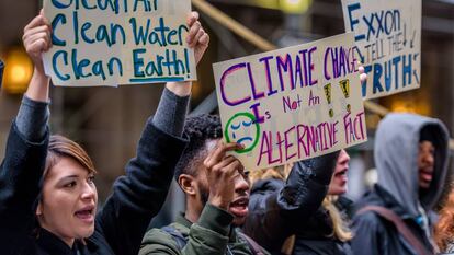 Grupo de ativistas defende a investigação da petroleira ExxonMobil, que mentiu durante décadas sobre sua contribuição para a mudança climática.