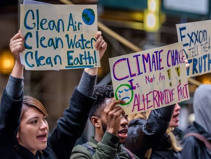 Un grupo de activistas defiende la investigación de la petrolera ExxonMobil, que mintió durante décadas sobre su contribución al cambio climático.  