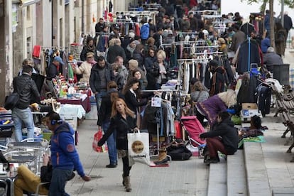 Un mercadillo en la calle de la Lleialtat en el barrio del Raval