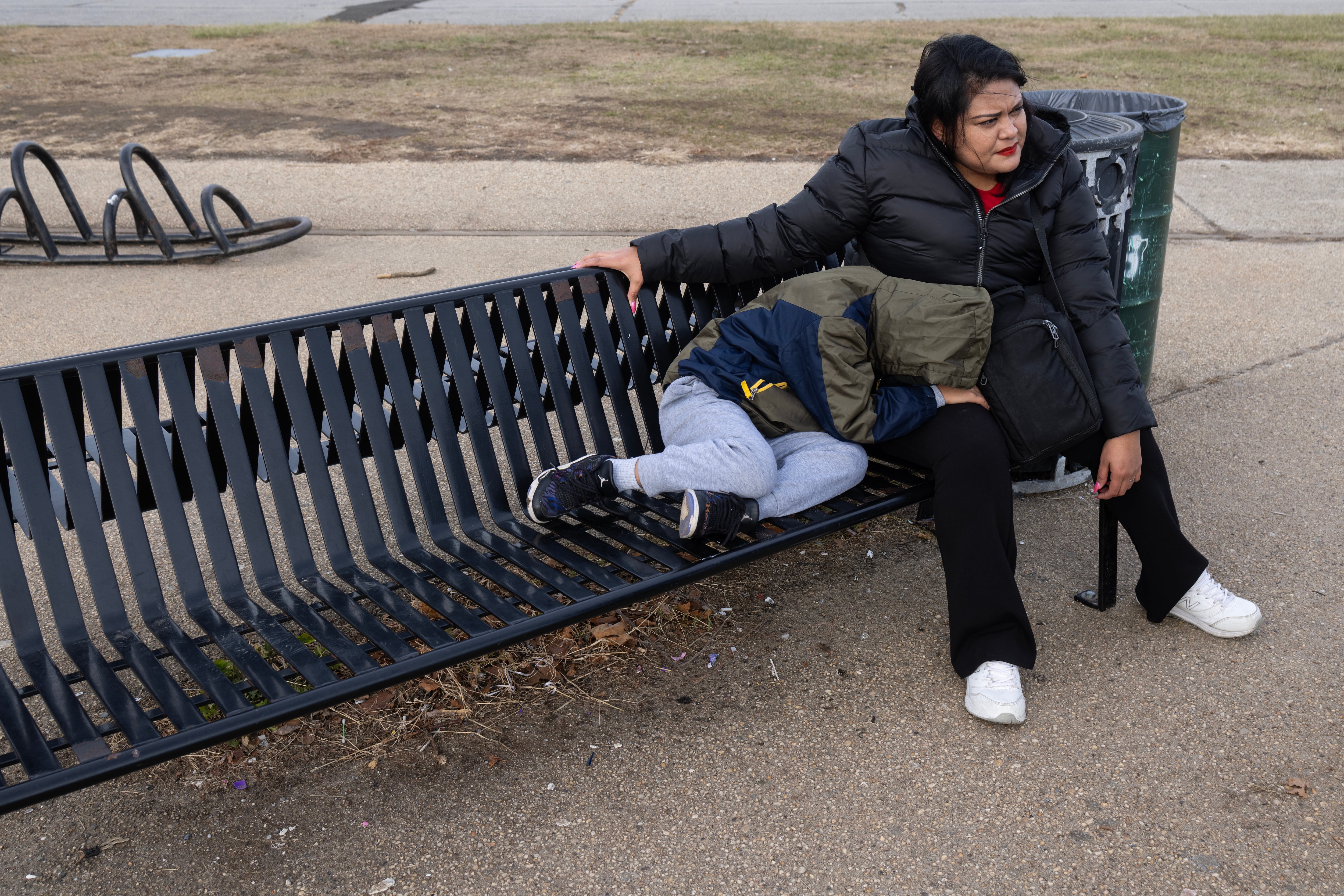 “No sé qué voy a hacer”: entre la incertidumbre y el miedo, miles de migrantes se preparan para el cierre de albergues en Nueva York