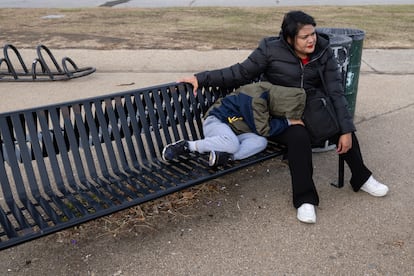 Una madre y su hijo salvadoreños esperan el autobús cerca del campamento de migrantes Floyd Bennett Field, el 19 de diciembre en Nueva York.