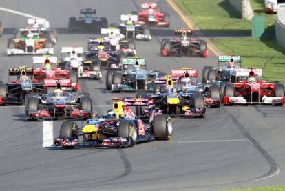 Vettel lidera la carrera, con Alonso arrinconado a la derecha nada más tomar la salida.