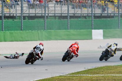 El piloto de Moto2 Shoya Tomizawa en el suelo tras caerse de la moto