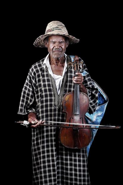 "Los marroquíes" es una serie de retratos tamaño natural realizados en un estudio móvil con el que decidió recorrer Marruecos.