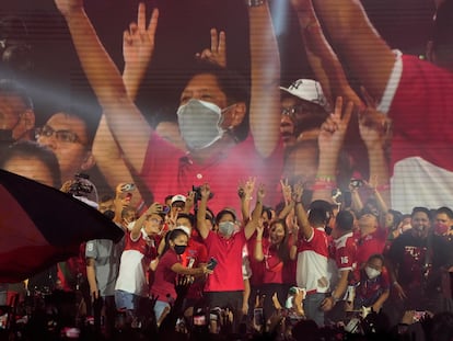 El candidato Ferdinand 'Bongbong' Marcos, hijo del dictador homónimo, saluda a sus seguidores en un mitin en la ciudad de Quezon, en Filipinas, el 13 de abril.