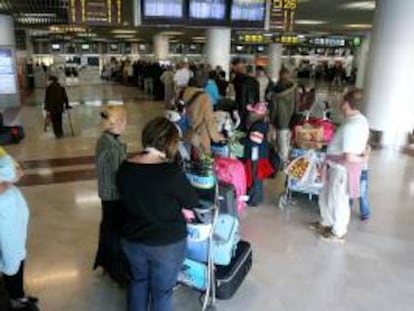 Gran cantidad de pasajeros esperan haciento cola en la zona de embarque del Aeropuerto del Altet, en Alicante. EFE/Archivo