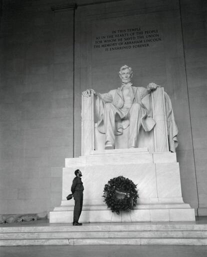 Fidel Castro contempla la estatua de Lincoln en el monumento erigido en su honor en Washington en una fotografía del 19 de abril de 1959.