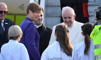 El Papa, a su llegada a Tallin, junto a la presidenta del país, Kersti Kaljulaid, y un grupo de jóvenes.