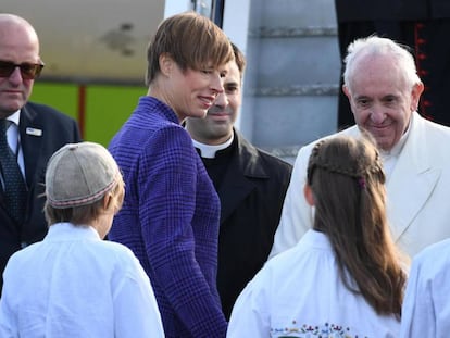 El Papa, a su llegada a Tallin, junto a la presidenta del país, Kersti Kaljulaid, y un grupo de jóvenes.
