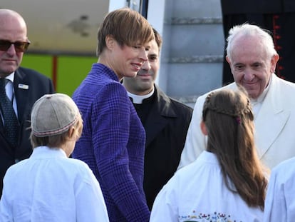 El Papa, a su llegada a Tallin, junto a la presidenta del país, Kersti Kaljulaid, y un grupo de jóvenes.