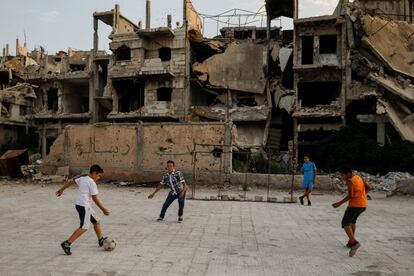 Um grupo de crianças joga a futebol em uma rua da o-Khalidiya, na zona de Homs controlada pelo governo, o 18 de setembro de 2018.