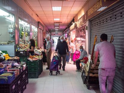 Dos jubilados realizan la compra en el mercado de Villaverde Alto, en Madrid.