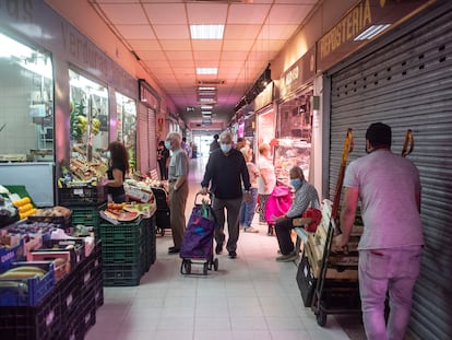 Dos jubilados realizan la compra en el mercado de Villaverde Alto, en Madrid.
