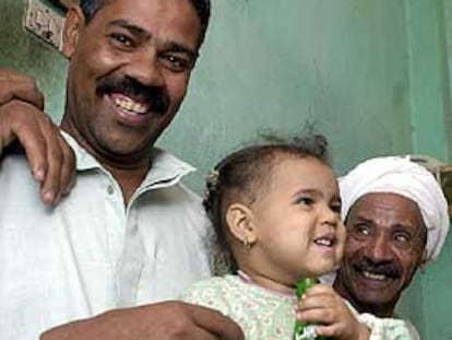 Familiares de los siameses celebran la operacion en El Homr (Egipto).