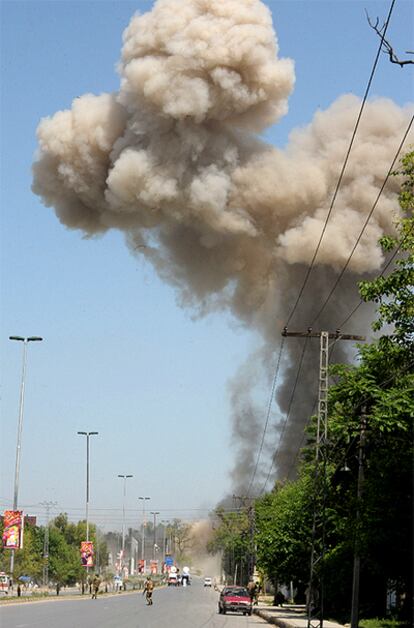 Una columna de humo se eleva cerca del consulado de EE UU en la ciudad fronteriza de Peshawar, en Pakistán, donde se han registrado varias explosiones.
