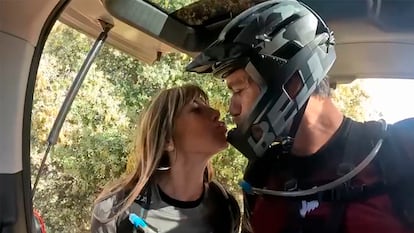 Pedro Sánchez junto a su mujer, tras una excursión durante la jornada de reflexión, en una imagen difundida por sus redes sociales.