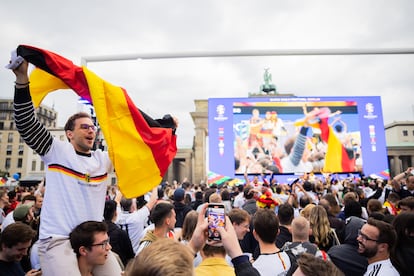  La afición alemana anima a su selección de fútbol en la Puerta de Brandeburgo, en Berlín, durante el partido inaugural de la Eurocopa 2024 que juegan los combinados nacionales de Alemania y Escocia. 