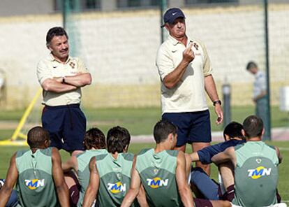 Luiz Felipe Scolari se dirige a sus jugadores durante la sesión preparatoria de ayer.