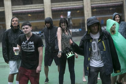 Assistents ballen sota la pluja en l'últim dia del festival.
