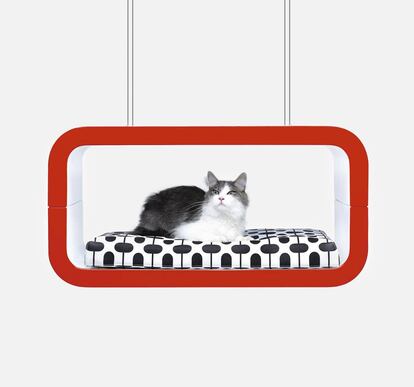 <b>Un marco para gatos.</b> Forma Italia es una compañía dedicada exclusivamente al diseño para mascotas. Nacida de la empresa Chiavari, especializada en muebles de lujo realizados a medida, esta marca considera que la convivencia con los animales en las ciudades es una de las claves del urbanismo del siglo XXI. Esa habitación para el gato —realizada en contrachapado lacado— puede colgarse del techo. El cojín está sujeto a la estructura con imanes.