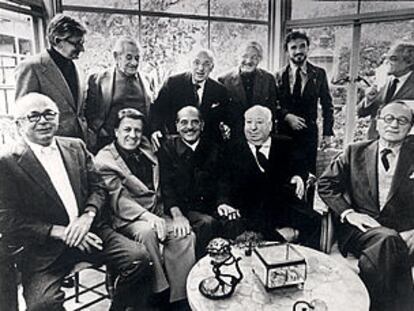 Billy Wilder, primero a la izquierda, en una foto histórica junto a grandes directores de cine como Luis Buñuel, tercero por la izquierda, y Alfred Hitchcock a su lado.