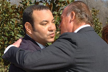 Don Juan Carlos abraza al rey Mohamed VI de Marruecos durante el homenaje a las víctimas en Madrid.