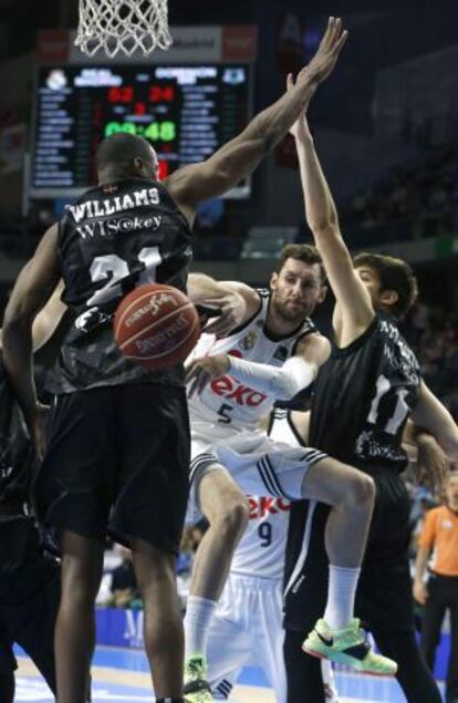 Rudy Fernández busca el pase ante Williams y Todorovic