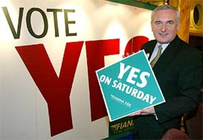 El primer ministro de Irlanda, Bertie Ahern, posa con un cartel a favor del <b></b><i>sí</i> en el referéndum.