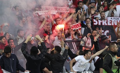 Miles de aficionados del Sevilla antes de la final de la Liga Europa contra el Liverpool que se disputa hoy en el estadio St. Jakob-Park de Basilea.