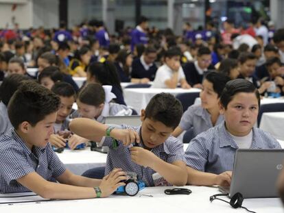 Los niños durante la clase de robótica de Robomath Challenge. 