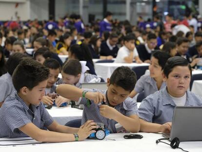 Los niños durante la clase de robótica de Robomath Challenge. 