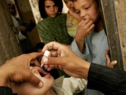 Vacunaci&oacute;n de ni&ntilde;os contra la polio en Kabul (Afganist&aacute;n).