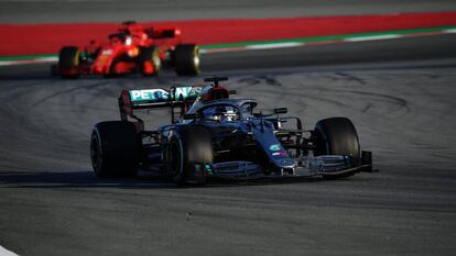 Hamilton, en las últimas pruebas de Fórmula 1 en Montmeló.