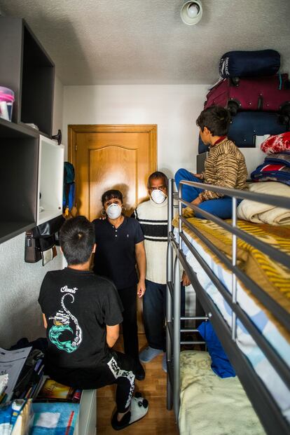 Habitación en la que viven los peruanos Álex Casal y Carmen Rosa García, con sus dos hijos, en Alcobendas.