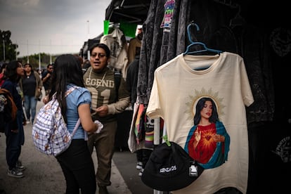 Diseño de una playera de Dua Lipa en la Plaza de Armas de Ciudad Deportiva, el 17 de diciembre.