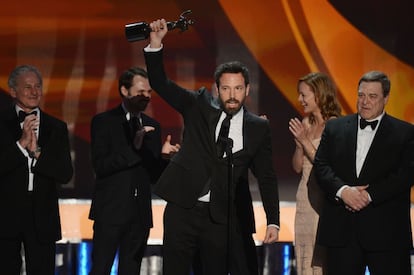 Ben Affleck recibe el premio a 'Argo' por la mejor interpretación conjunta.