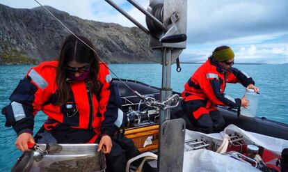 Investigadoras del Proyecto SENTINEL trabajando en la zodiac, en plena toma de muestras de agua marina, en las cercanías de Isla Livingston (Antártida).