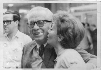 Max Aub con su hija Elena, a quien dedicó el poema que permanecía inédito hasta ahora, en La Habana en 1968.