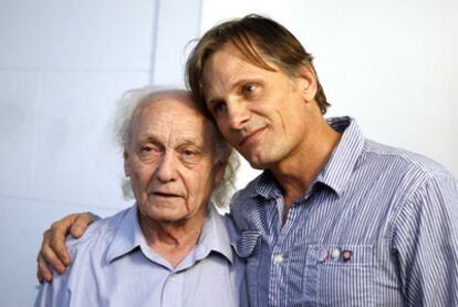 Viggo Mortensen ha regresado a Buenos Aires para presentar su obra de poesía y fotos Canciones de invierno y el libro del escritor argentino Talo Kejner Las pequeñas grandes cosas, en el que el actor ejerció de editor y selector de poemas. Ambas publicaciones han sido lanzadas por la editorial Perceval Press, un pequeño sello independiente estadounidense fundado por Mortensen en 2002. Desde que surgió este proyecto editorial, el actor, que vivió en Argentina desde los tres hasta los 11 años, ha ayudado a publicar más de treinta obras, algunas de gran relevancia en el país.