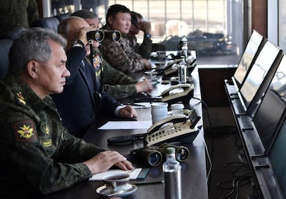 El presidente ruso Vladimir Putin (2i), el ministro de Defensa Sergei Shoigu (i) y el general Valery Gerasimov (3i) asisten a las maniobras militares más grandes de Rusia, Vostok 2018, en Tsogul, el 13 de septiembre.