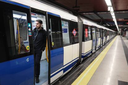 Un pasajero, dentro de un vagón en la estación de Moncloa.