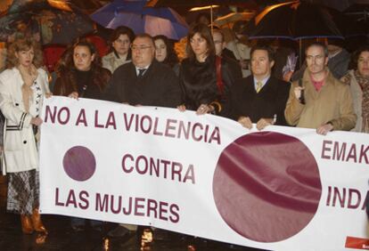 El alcalde de Barakaldo, Tontxu Rodríguez, (primero por la izquierda) y la portavoz del Gobierno vasco, Idoia Mendia, durante la concentración de repulsa por el asesinato.