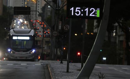 Un calle de São Paulo, a oscuras en medio de la tarde.