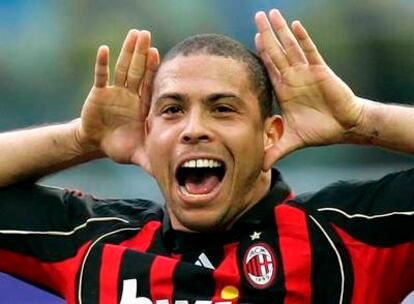 Ronaldo celebra un gol con el Milan.