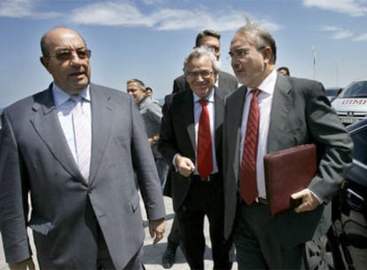 El rector de la UIMP, Salvador Ordóñez (izquierda), junto a Francisco Luzón y Pedro Solbes, en Santander.