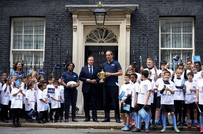 David Cameron posa con el capitán inglés Martin Johnson en los escalones de 10 Downing Street