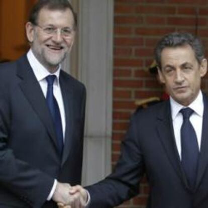 El jefe del Gobierno, Mariano Rajoy, saluda al presidente francés, Nicolás Sarkozy, con quien se ha reunido esta tarde en el Palacio de La Moncloa.