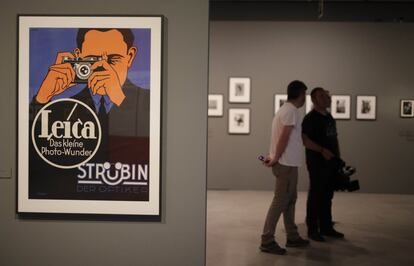 Cartel publicitario de la cámara Leica. La muestra se complementa con actividades paralelas como un concurso en Instagram, talleres para niños y un coloquio entre los fotógrafos Paolo Nozolino y Alberto García-Alix.