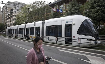 El transporte público de Wuhan también ha vuelto a la vida. En la imagen uno de los tranvías de la ciudad que forma parte de una de los dos líneas que las autoridades han reabierto. 